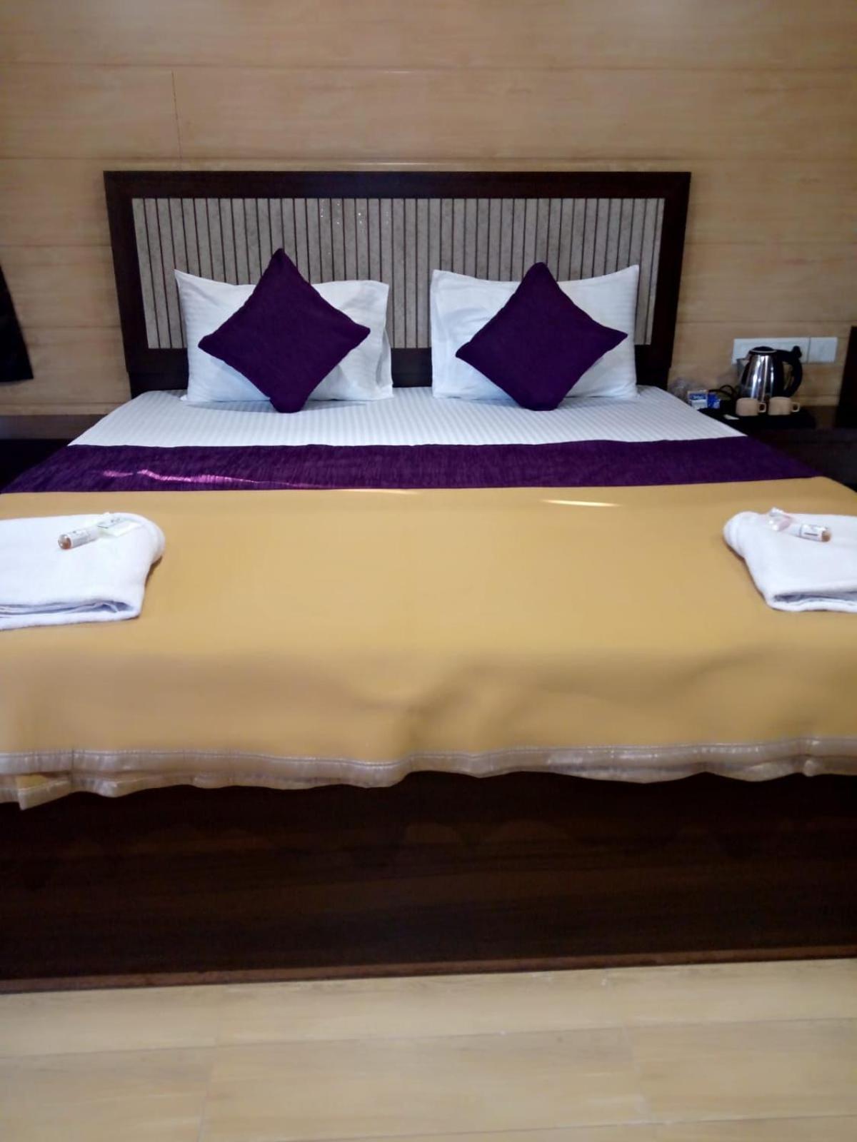 วิสทเลอร์ เวฟส์ บีช รีสอร์ต Hotel Anjarle ภายนอก รูปภาพ